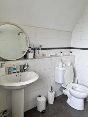 Private Room in Charming Detached House in Newington